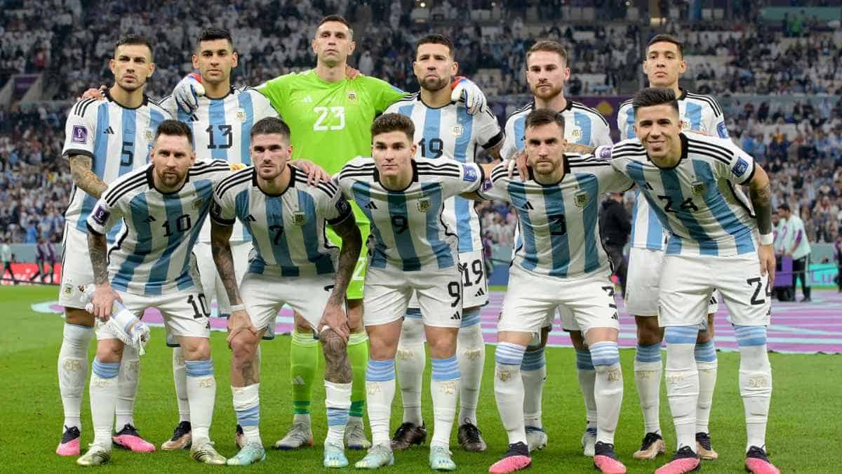 Trang phục của đội tuyển bóng đá quốc gia argentina